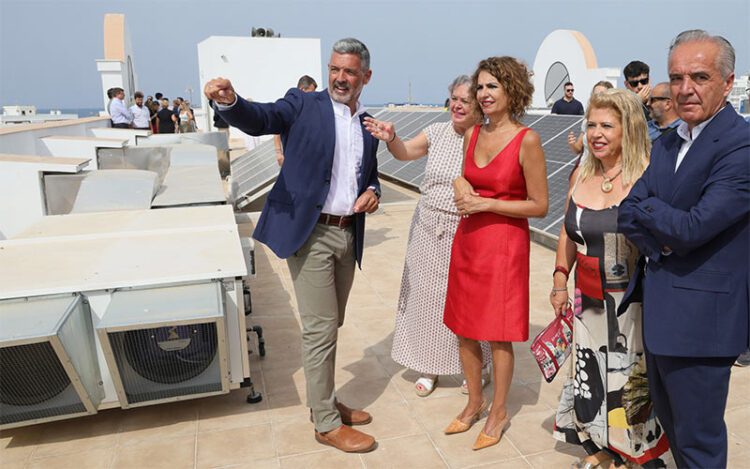 Montero y comitiva supervisan el renovado edificio municipal / FOTO: Ayto.