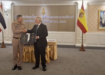 Escenificando la nueva firma en Bangkok / FOTO: Navantia