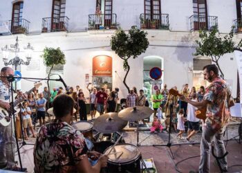 Concierto en plena calle comercial en una pasada Noche Blanca / FOTO: Ayto.