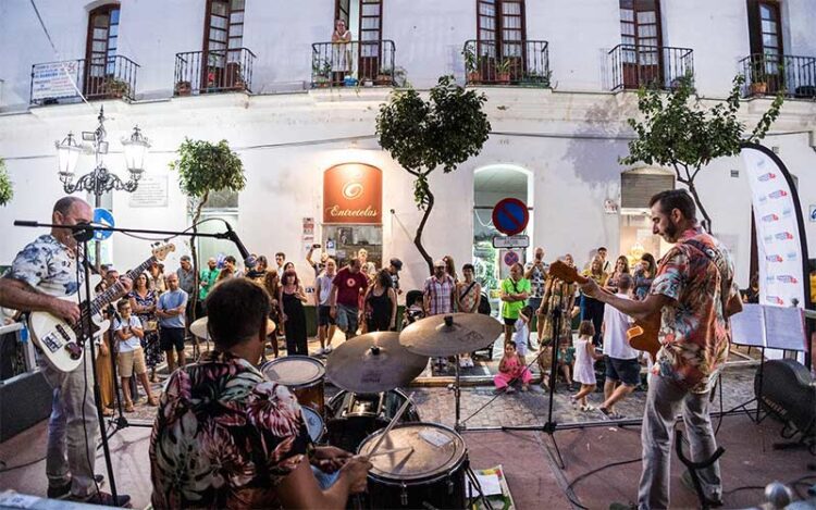 Concierto en plena calle comercial en una pasada Noche Blanca / FOTO: Ayto.