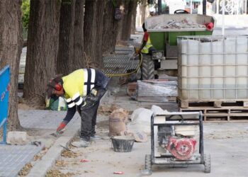 Operario adecentando un acerado / FOTO: Ayto.