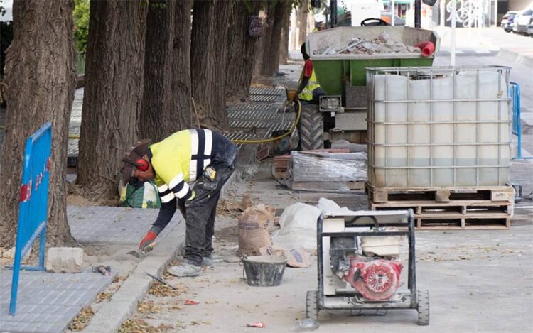 Operario adecentando un acerado / FOTO: Ayto.