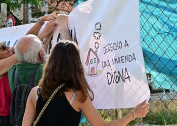 Una de las acciones de la Apdha en Cádiz en pro del derecho a la vivienda / FOTO: Eulogio García