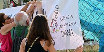 Una de las acciones de la Apdha en Cádiz en pro del derecho a la vivienda / FOTO: Eulogio García
