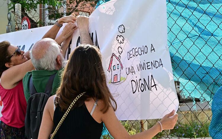 Una de las acciones de la Apdha en Cádiz en pro del derecho a la vivienda / FOTO: Eulogio García