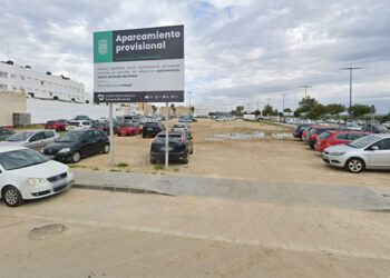 La parcela reservada para la piscina, hoy bolsa de aparcamiento