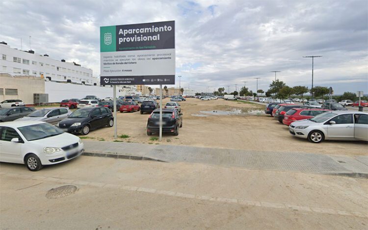 La parcela reservada para la piscina, hoy bolsa de aparcamiento