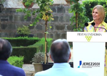 La alcaldesa vendiendo el ciclo festivo pre-otoñal / FOTO: Ayto.