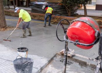 Ultimando un nuevo tramo de acerado / FOTO: Ayto.