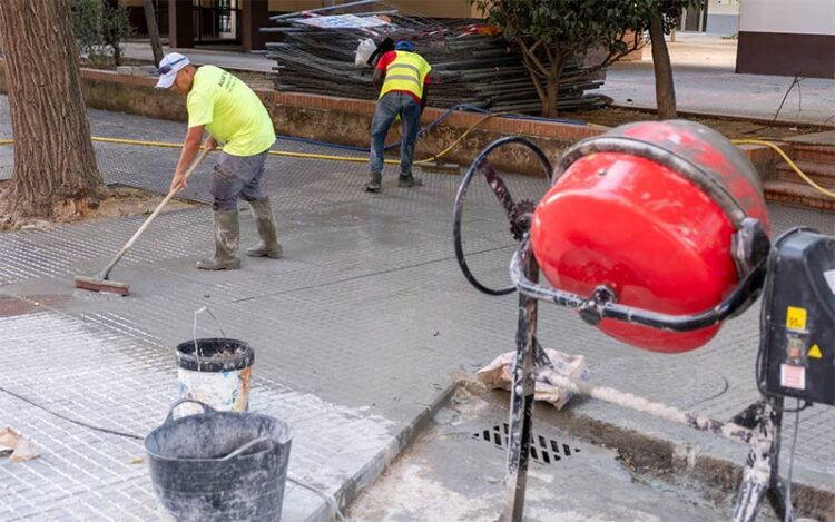 Ultimando un nuevo tramo de acerado / FOTO: Ayto.