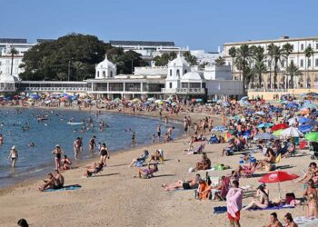 La Caleta, en una jornada de verano / FOTO: Eulogio García