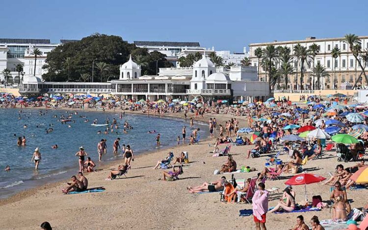 La Caleta, en una jornada de verano / FOTO: Eulogio García