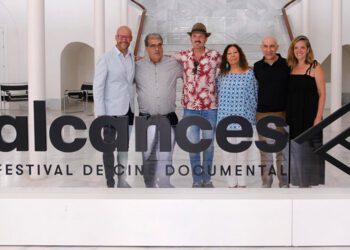 Posado con el logo del festival / FOTO: Eulogio García