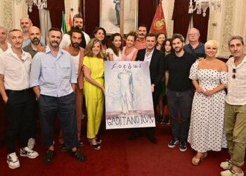 Responsables del espectáculo con el cartel / FOTO: Eulogio García