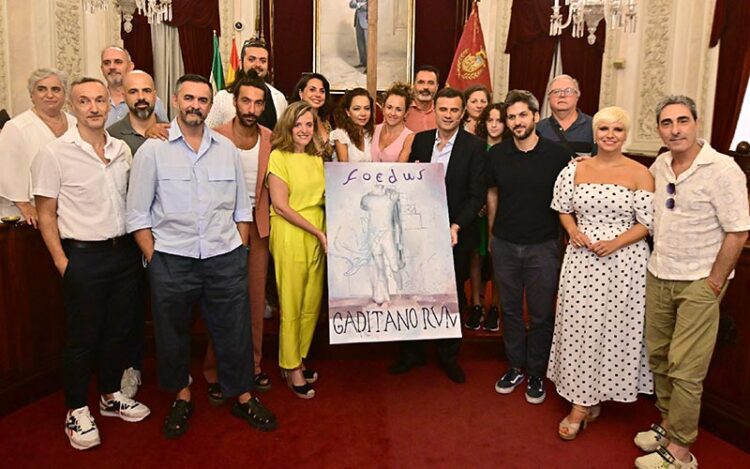 Responsables del espectáculo con el cartel / FOTO: Eulogio García