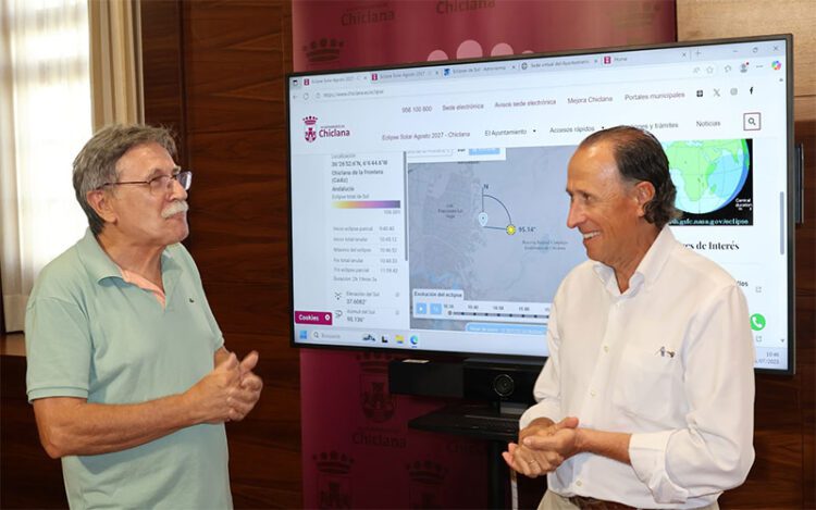 Román presentó la web junto al profesor Antonio Carmona / FOTO: Ayto.