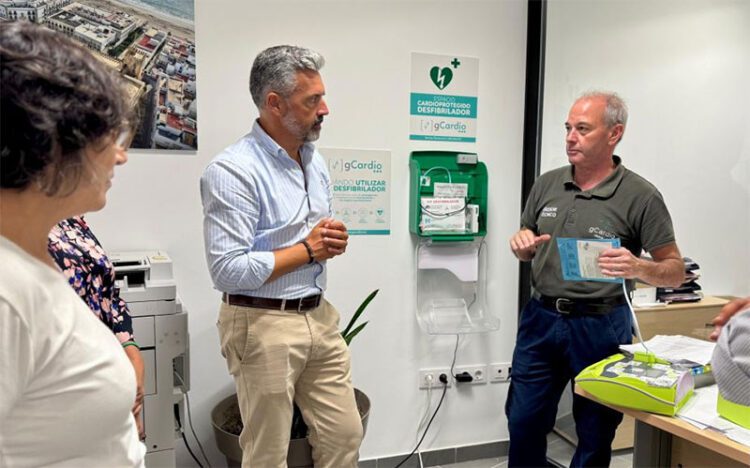 El alcalde conoce el funcionamiento de estos aparatos / FOTO: Ayto.