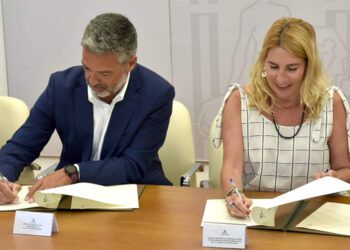 Escenificando la firma del acuerdo de cesión / FOTO: Junta