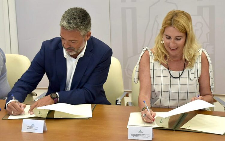 Escenificando la firma del acuerdo de cesión / FOTO: Junta