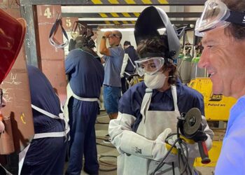 El delegado territorial de Empleo charla con el alumnado / FOTO: Junta