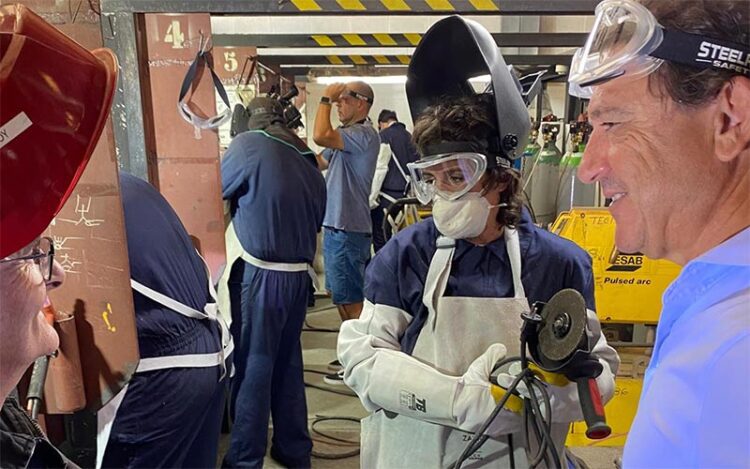 El delegado territorial de Empleo charla con el alumnado / FOTO: Junta