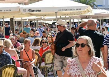 El turismo tomando el centro de Cádiz / FOTO: Eulogio García