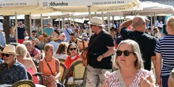 El turismo tomando el centro de Cádiz / FOTO: Eulogio García
