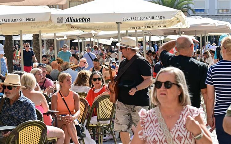 El turismo tomando el centro de Cádiz / FOTO: Eulogio García