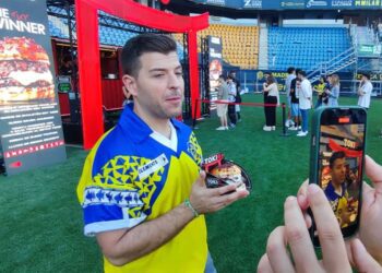 Posado con la hamburguesa en el mismo evento celebrado en la capital / FOTO: Eulogio García