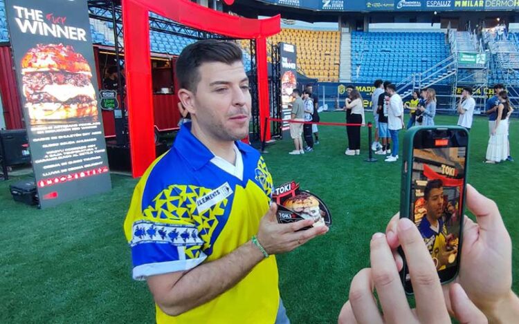 Posado con la hamburguesa en el mismo evento celebrado en la capital / FOTO: Eulogio García