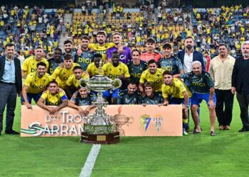 Posado con la copa de campeón / FOTO: Eulogio García