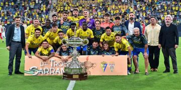 Posado con la copa de campeón / FOTO: Eulogio García