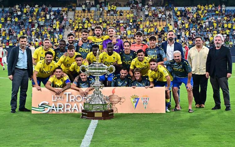Posado con la copa de campeón / FOTO: Eulogio García