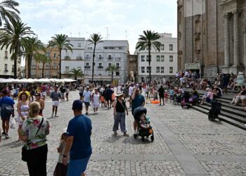 La plaza de la Catedral tomada por turistas y cruceristas / FOTO: Eulogio García