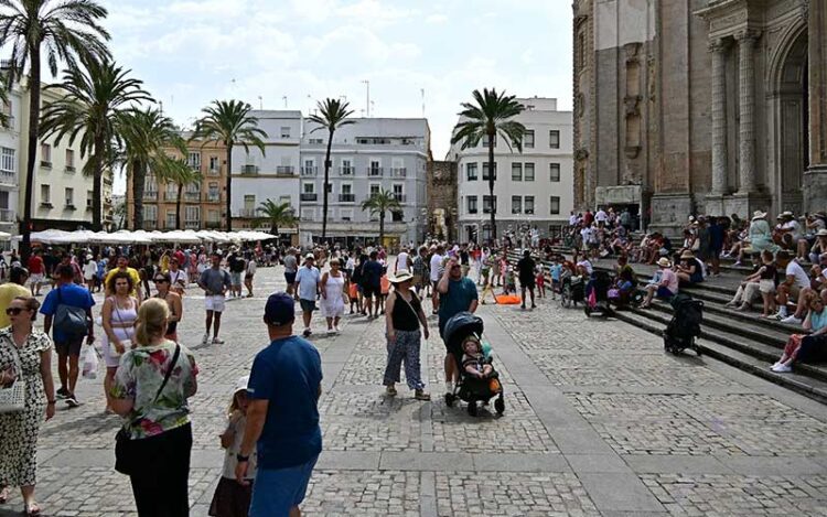 La plaza de la Catedral tomada por turistas y cruceristas / FOTO: Eulogio García