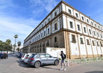 El entorno de Valcárcel funciona desde hace años como aparcamiento provisional / FOTO: Eulogio García