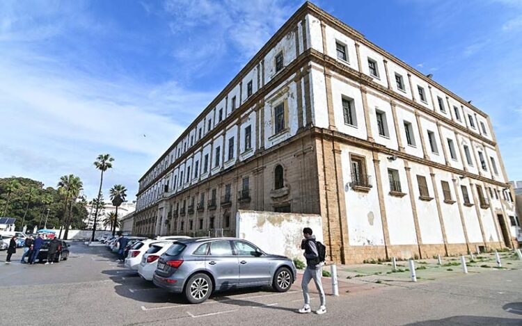 El entorno de Valcárcel funciona desde hace años como aparcamiento provisional / FOTO: Eulogio García