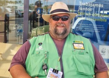 Jesús María Ortega feliz de dar el premio en Rota / FOTO: ONCE
