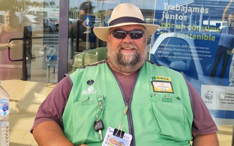 Jesús María Ortega feliz de dar el premio en Rota / FOTO: ONCE