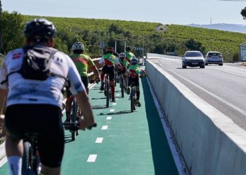 Grupo de ciclistas paseando por la flamante vía / FOTO: Junta