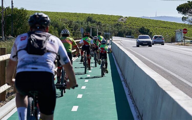 Grupo de ciclistas paseando por la flamante vía / FOTO: Junta