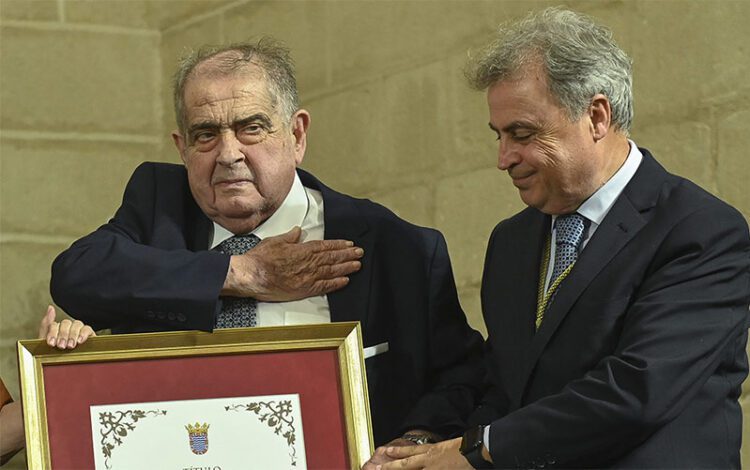 Agradeciendo el título honorífico de hijo predilecto / FOTO: Ayto.