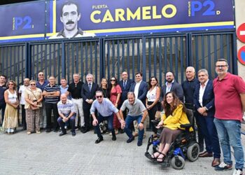 Posado con Carmelo y con su puerta / FOTO: Eulogio García