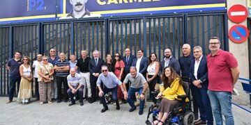 Posado con Carmelo y con su puerta / FOTO: Eulogio García