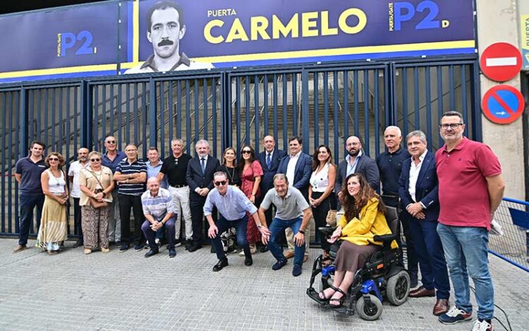 Posado con Carmelo y con su puerta / FOTO: Eulogio García