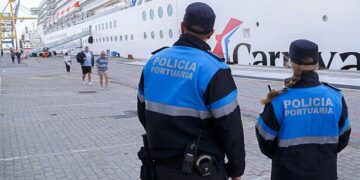 Agentes portuarios atentos a la escala de un crucero / FOTO: APBC