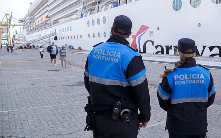 Agentes portuarios atentos a la escala de un crucero / FOTO: APBC