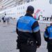 Agentes portuarios atentos a la escala de un crucero / FOTO: APBC