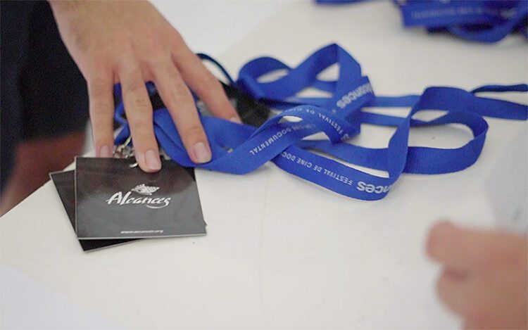 Recogiendo las credenciales / FOTO: Marina Casanova - Alcances