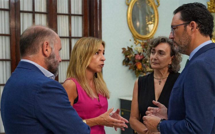 Charla informal tras dejar el despacho / FOTO: Diputación